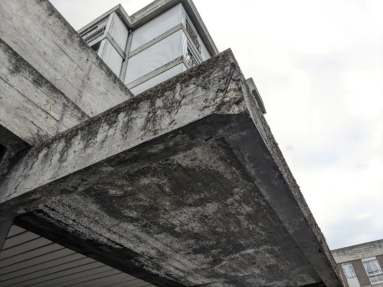 Degradação localizada em elemento de betão armado
