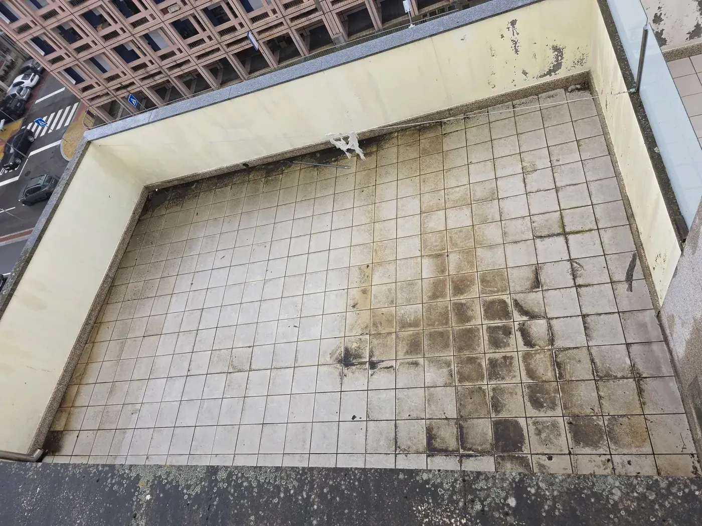 Vista geral de terraço privativo com drenagem obstruída