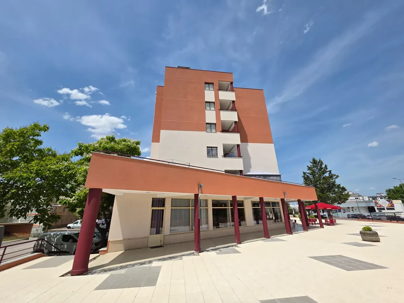 Edifício e zona comum após obra