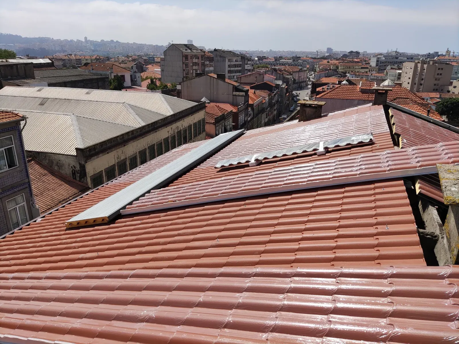 Cobertura em painel sandwich com acabamento a imitar telha