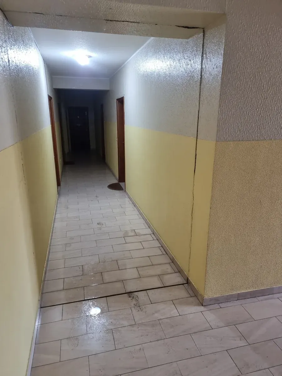 Água acumulada num corredor comum junto à junta de dilatação