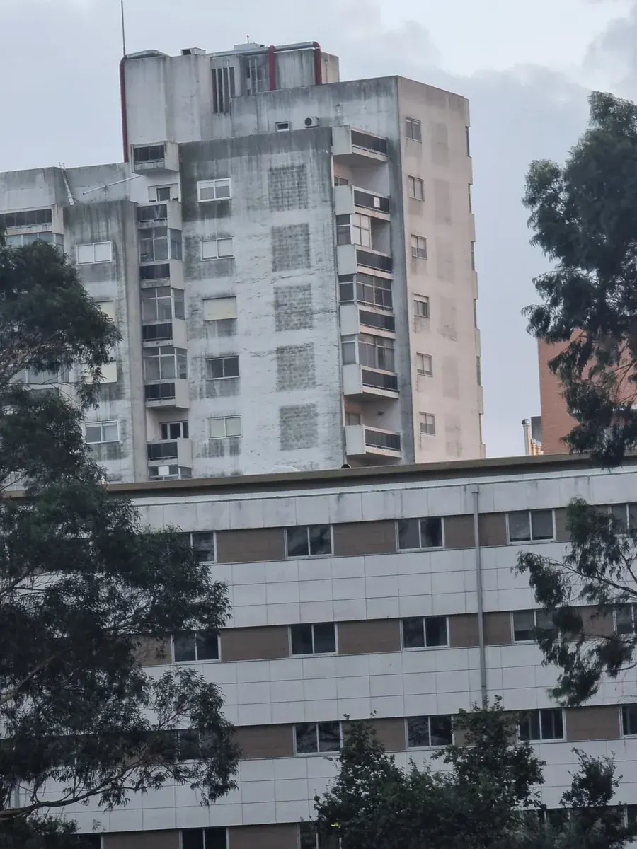 Padrão visível de alvenaria numa parede interior associado a heterogeneidade térmica