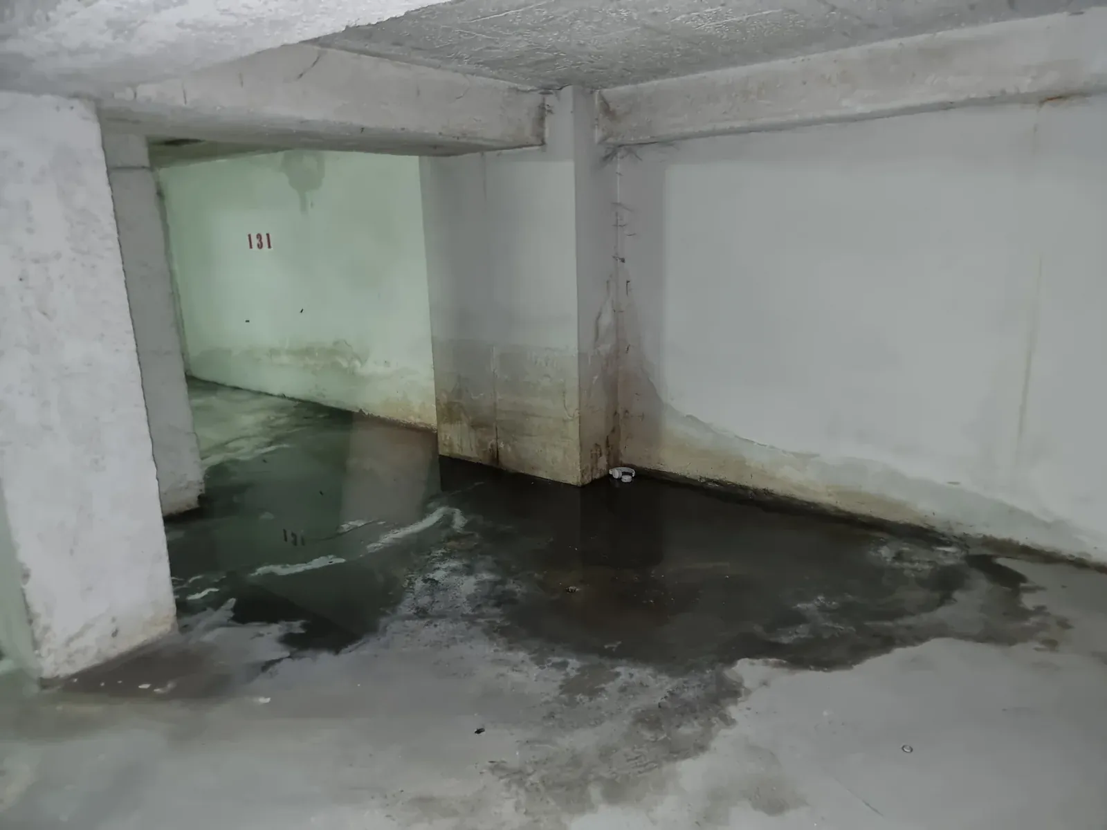 Água acumulada em garagem comum devido a anomalia num coletor público