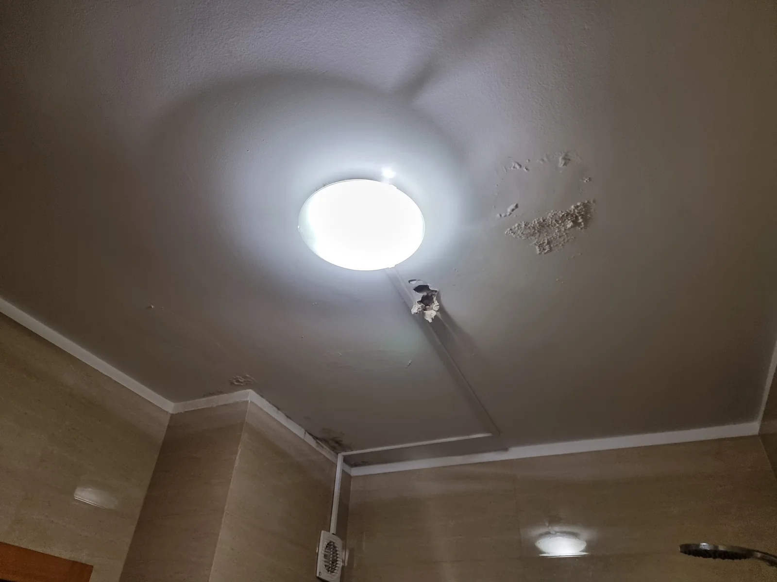 Manifestação de infiltração num apartamento antes da intervenção