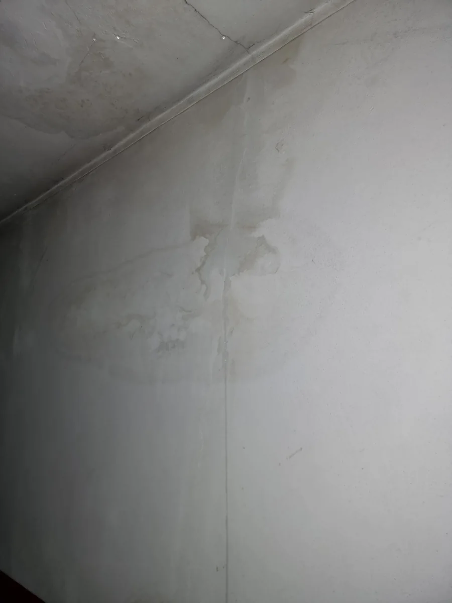 Manifestação de infiltração no teto de uma garagem sob terraço