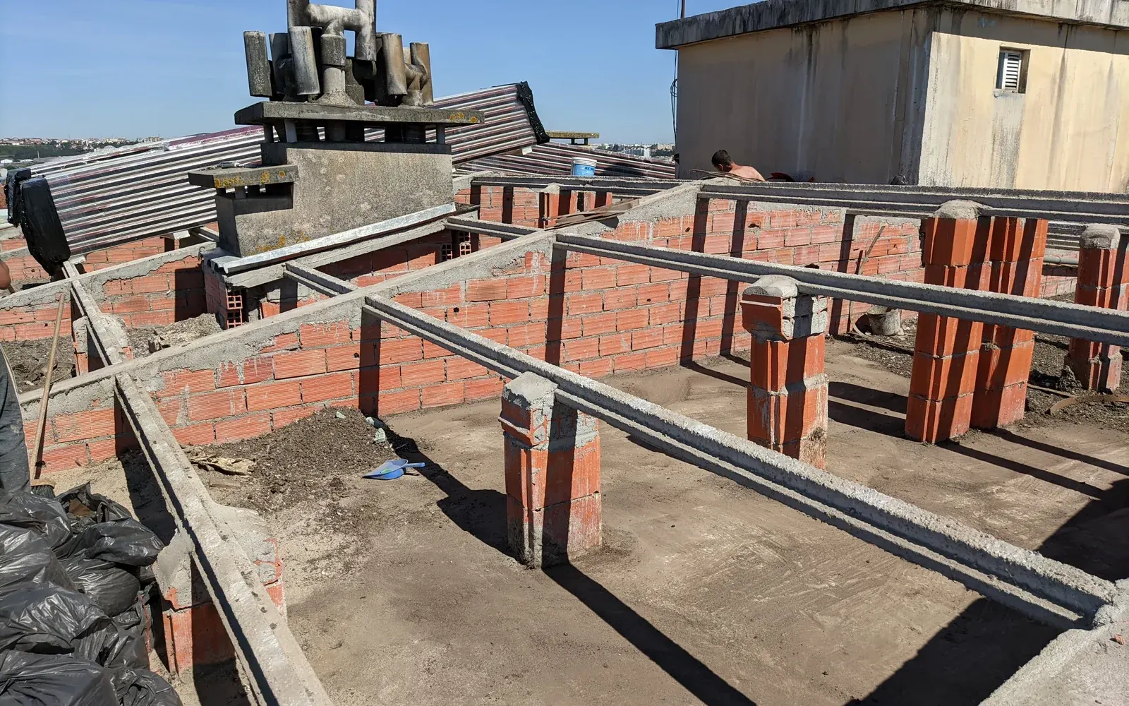 Cobertura de edifício durante trabalhos de reabilitação